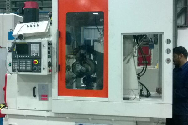 Gear hobbing machine